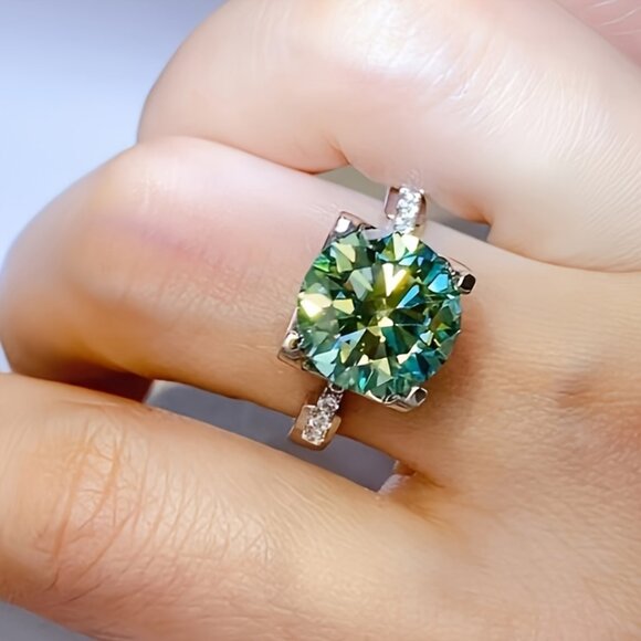 S925 Silver 5 carat green Moissamite ring, four claw ox head style - Picture 3 of 9